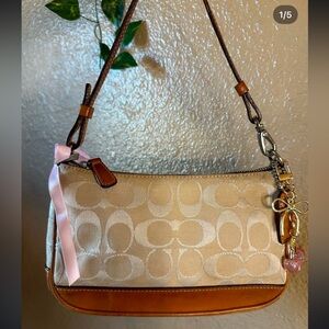 coach beige demi shoulder bag
$165 on my instagram: coachgirlies